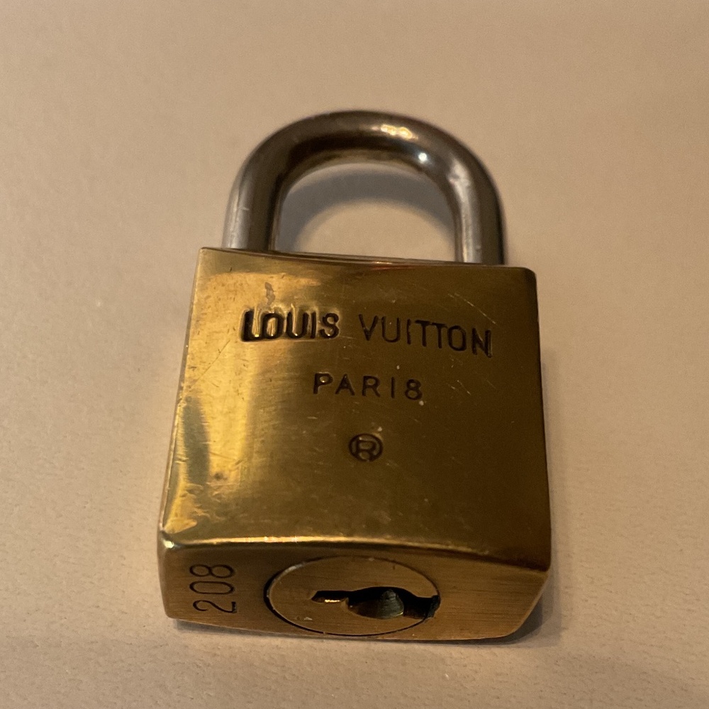LV padlock no key  EUC - Picture 3 of 3